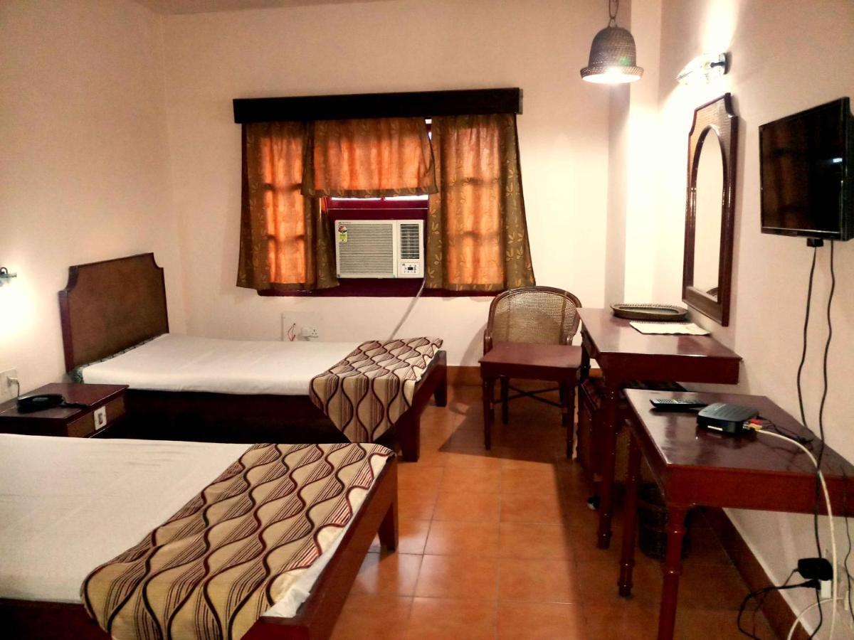 Hotel Indsurya ดิบรูการ์ ภายนอก รูปภาพ