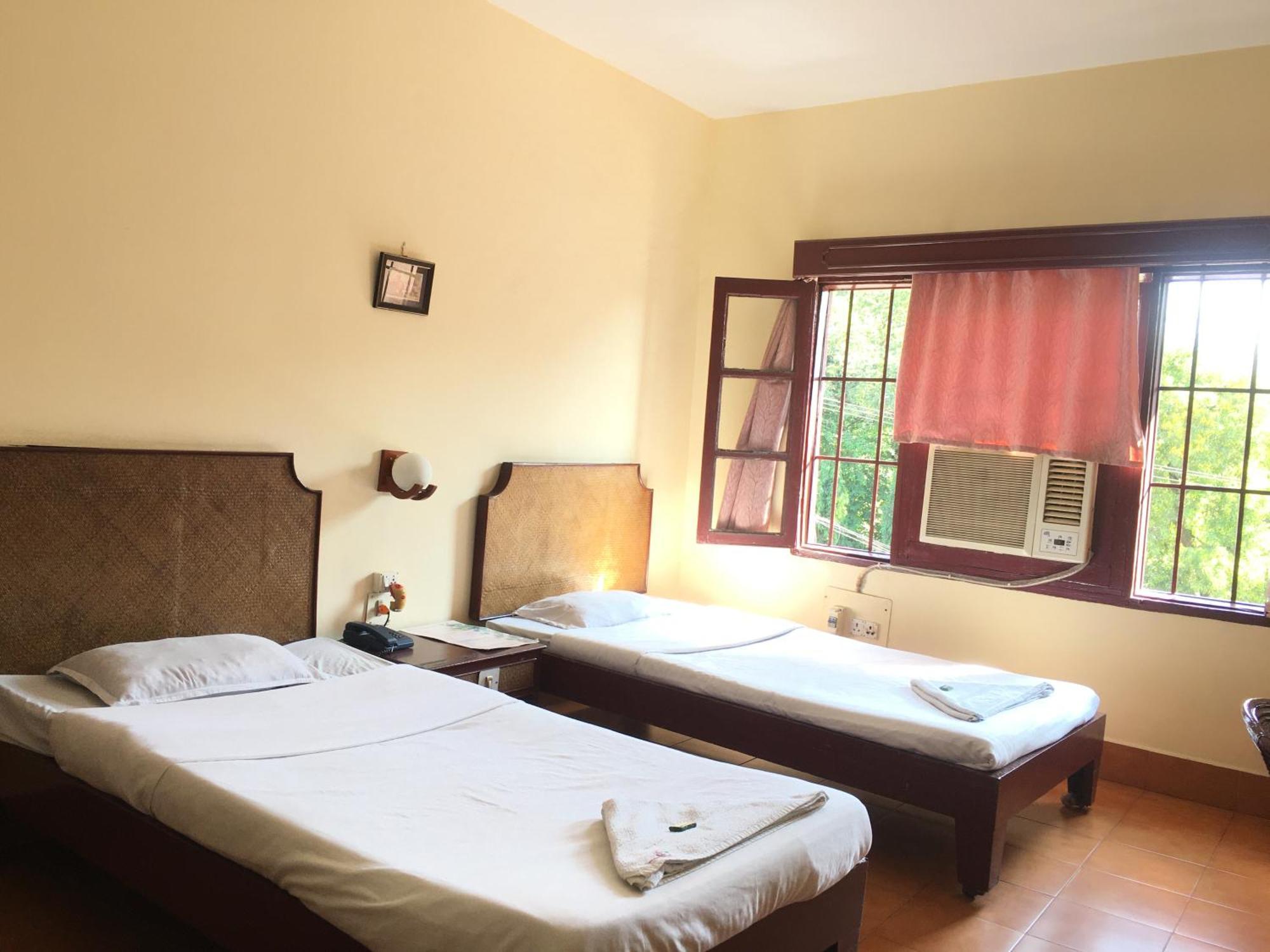 Hotel Indsurya ดิบรูการ์ ภายนอก รูปภาพ