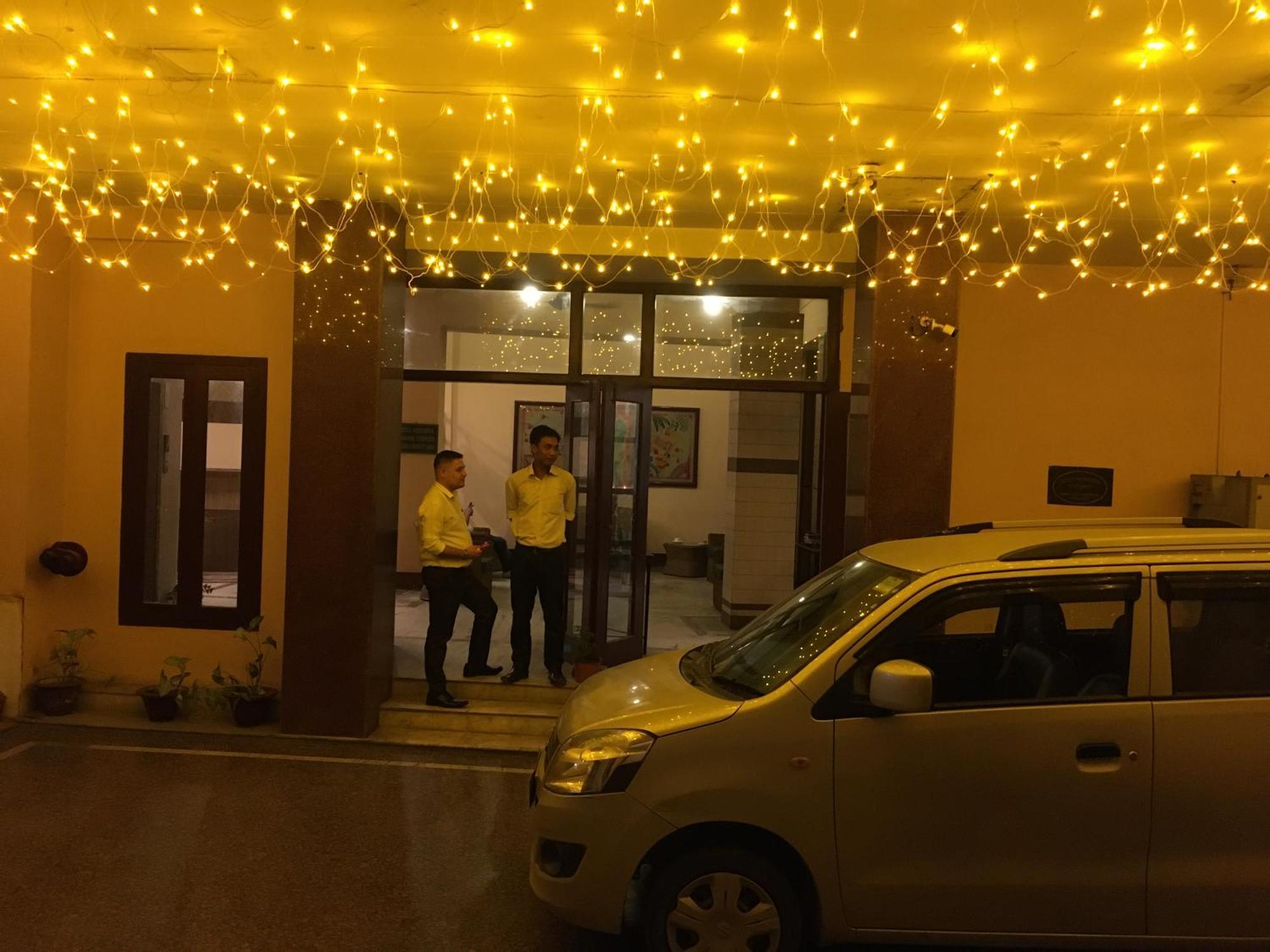 Hotel Indsurya ดิบรูการ์ ภายนอก รูปภาพ