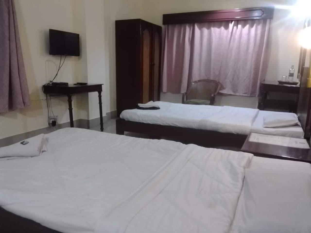 Hotel Indsurya ดิบรูการ์ ภายนอก รูปภาพ
