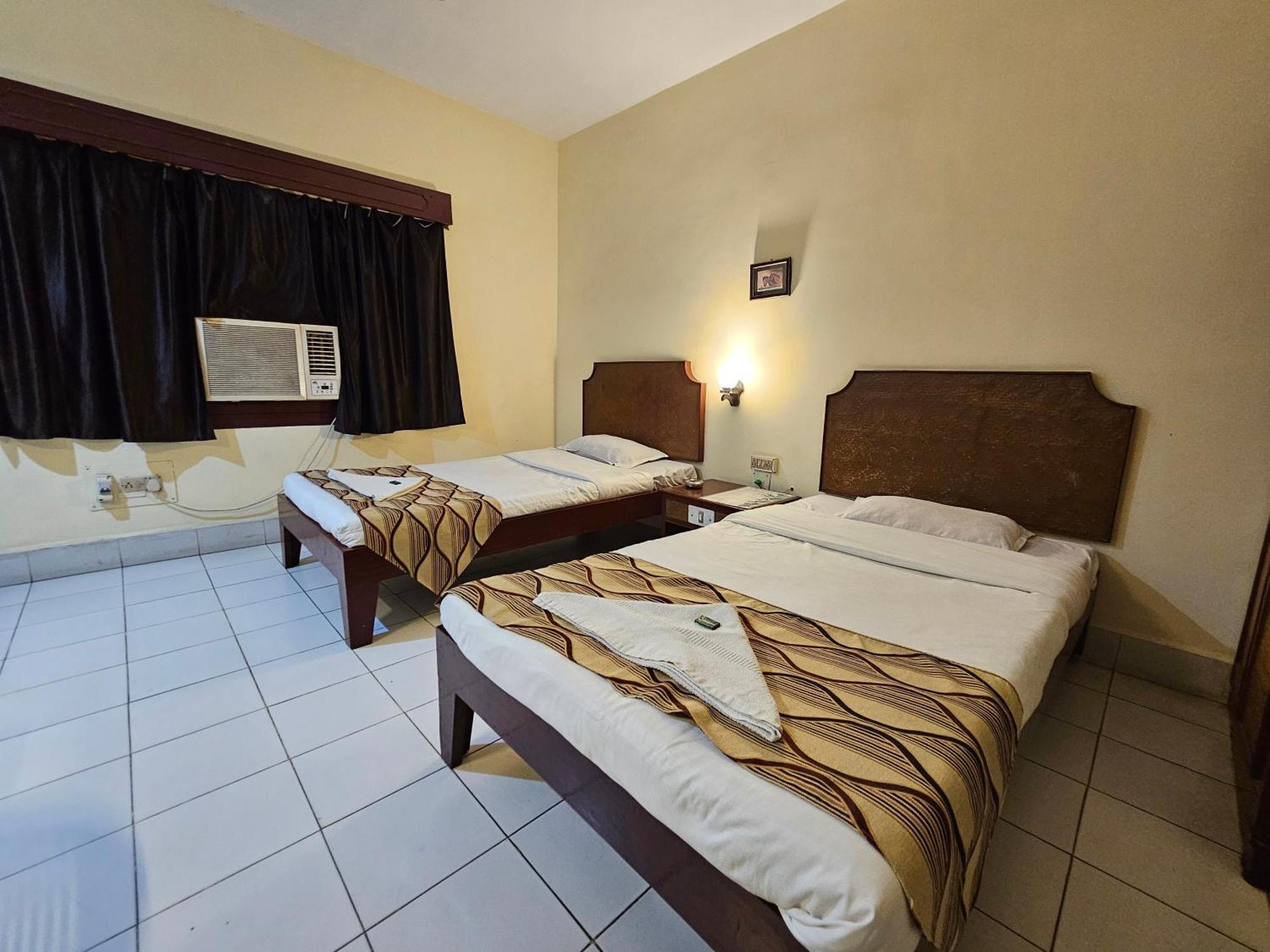 Hotel Indsurya ดิบรูการ์ ภายนอก รูปภาพ